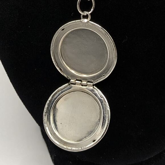 Vintage Silver Tone Round Photo Locket Vertical Hinge Necklace Vine Design - Picture 4 of 6